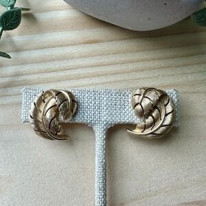 Vintage Crown Trifari Earrings‎ 1" Leaf Clips Signed Brushed Gold Plated MCM